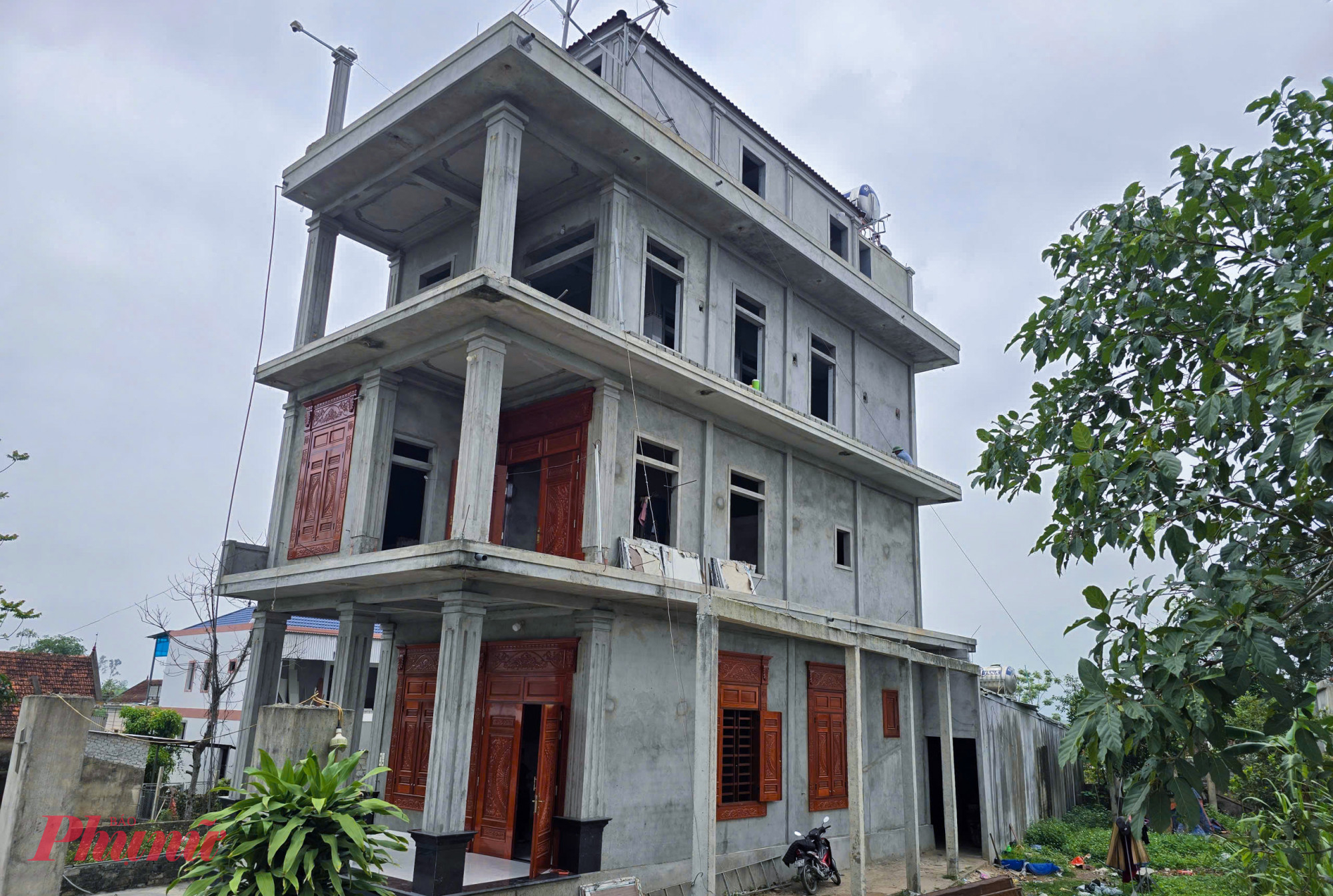 Giữa vùng quê yên bình xã Quỳnh Tam (tỉnh Nghệ An), căn nhà 4 tầng khang trang đang dần hoàn thiện nổi bật nhất xóm. Ít ai ngờ, chủ nhân của ngôi nhà ấy là một người đàn ông khiếm thị với mong muốn dựng nên mái ấm vững chãi cho các con. Số tiền xây dựng căn nhà mơ ước này được anh Lê Đình Hậu (48 tuổi, trú xóm 4, xã Quỳnh Tam) chắt chiu suốt hàng chục năm rong ruổi khắp nơi bán từng gói tăm, cây bút…