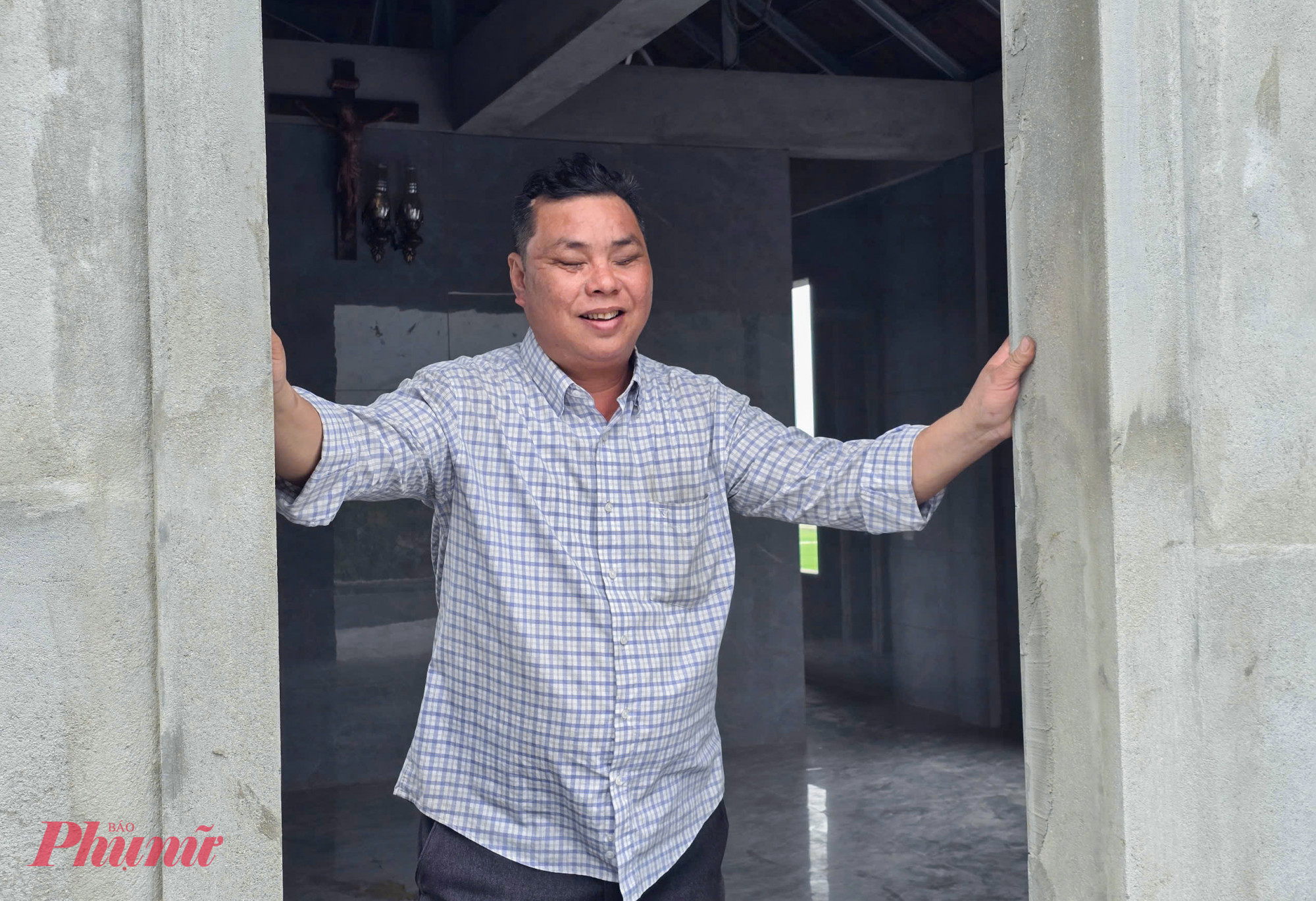 Cuộc đời anh Hậu là chuỗi dài những mất mát và nhọc nhằn. Lên 4 tuổi, anh mất đôi mắt, không còn nhìn thấy ánh sáng sau một vụ tai nạn. Chỉ một năm sau, cha qua đời, để lại gia đình 8 anh chị em trong cảnh nghèo khó. Là con út, anh phải sống nhờ nhà anh trai từ nhỏ rồi sớm bươn chải mưu sinh. Năm 13 tuổi, anh theo bạn vào miền Nam, bắt đầu quãng đời lang bạt, làm đủ nghề từ ăn xin đến bán hàng rong như kim chỉ, thìa, nĩa… để kiếm sống.