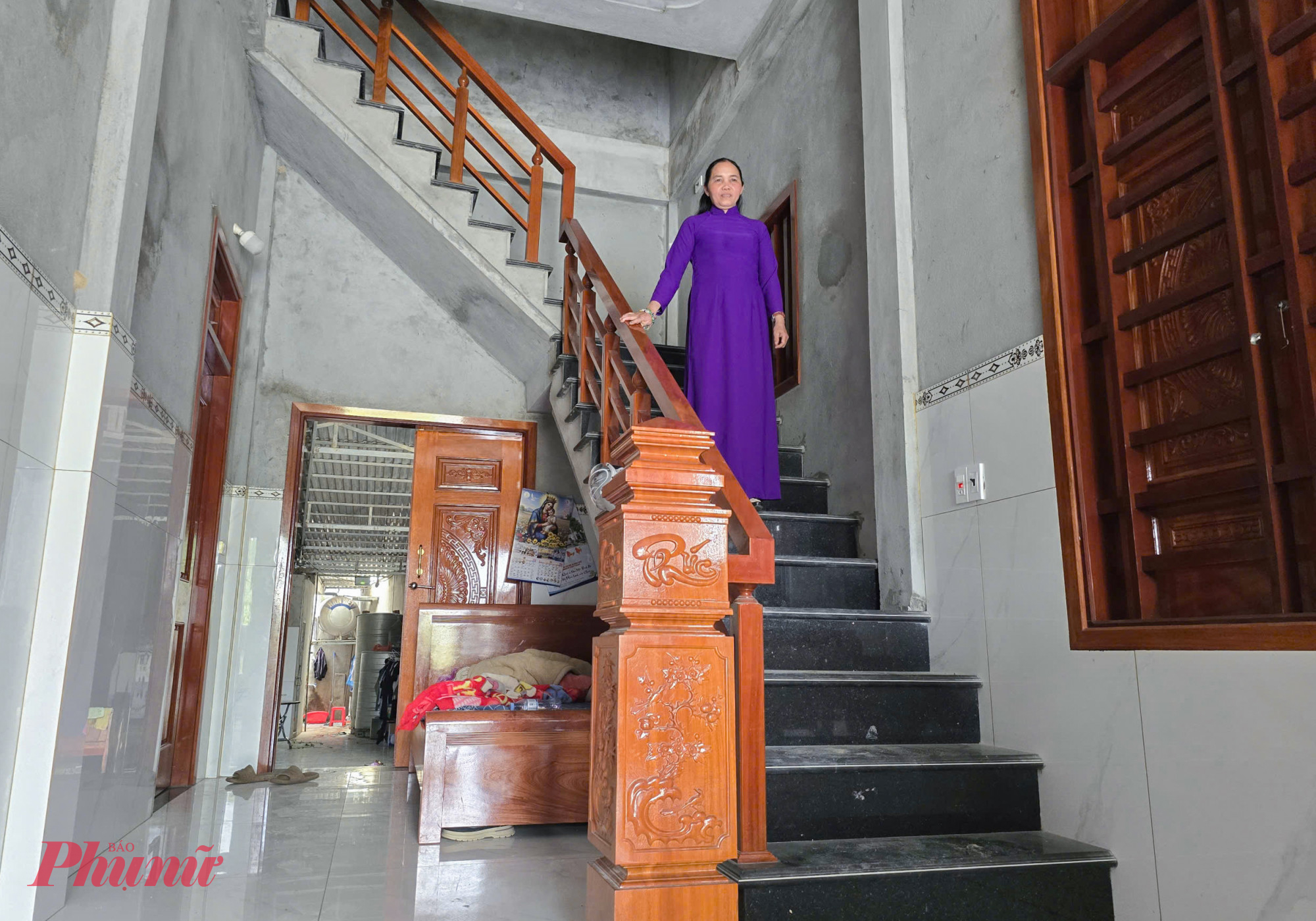 “Anh ấy bị mù nhưng lanh lợi, tháo vát, chăm chỉ làm ăn nên tôi thương” - chị Trần Thị Lợi (52 tuổi) nói về quyết định nên duyên với anh Hậu. Sau khi cưới, 2 vợ chồng vào miền Nam mưu sinh bằng nghề bán tăm dạo. Khi có con, họ trở về quê nhưng vẫn rong ruổi khắp nơi buôn bán, có khi đi hàng trăm cây số, vài tháng mới về. Đến nay, họ có 6 người con, trong đó 2 con gái đầu đã lập gia đình.