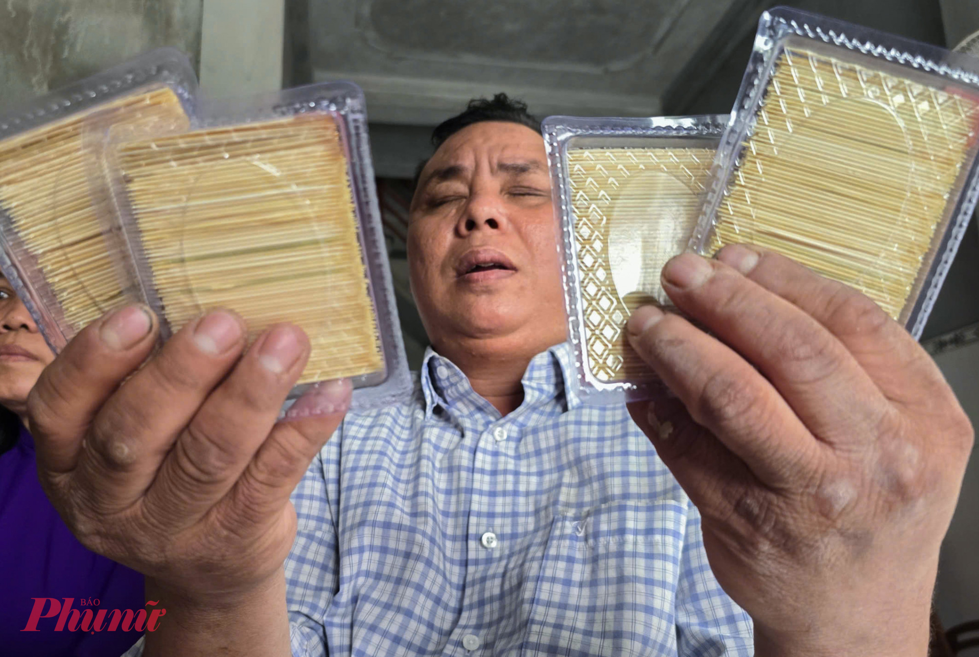 Chính trong những tháng ngày tưởng chừng chìm trong bóng tối ấy, người đàn ông này hun đúc cho mình ý chí vươn lên mạnh mẽ. Anh tâm niệm, ông trời lấy đi đôi mắt nhưng bù lại sức khỏe, nên không thể mãi sống bằng việc xin ăn mà quyết định chuyển sang bán hàng rong mưu sinh. Nhờ sự chăm chỉ, thật thà, ông được nhiều người thương, mua ủng hộ, thậm chí cho thêm tiền. Năm 2000, ông trở về quê và nên duyên cô gái cùng quê.