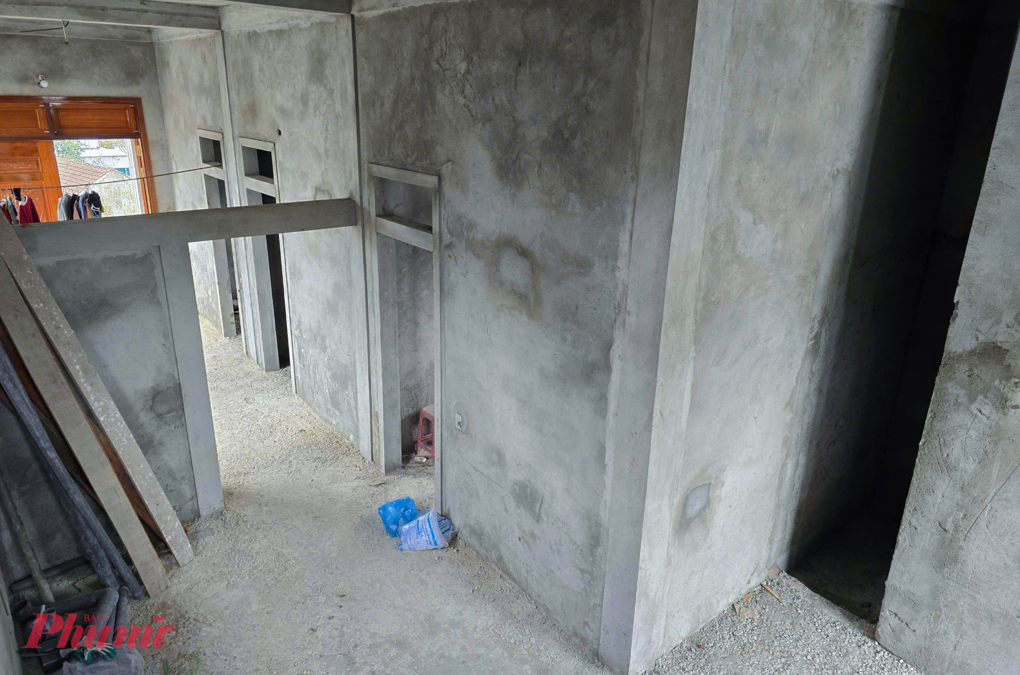 Điều khiến nhiều người khâm phục không chỉ là số tiền tích cóp để xây nhà mà còn ở việc anh trực tiếp tham gia xây dựng. Dù không nhìn thấy, anh vẫn tự thiết kế bằng cách mô tả cho thợ, dùng tay đo đạc, hình dung từng chi tiết. 