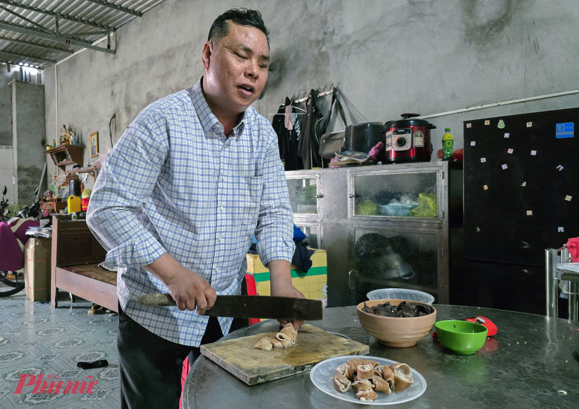 Nhìn chồng thoăn thoắt chuẩn bị bữa trưa cho cả nhà, chị Lợi kể, những ngày đầu quen nhau, chị từng lo lắng không biết sẽ xoay xở ra sao khi vừa mưu sinh vừa chăm sóc chồng. Thế nhưng, anh Hậu không những không phụ thuộc vào ai mà còn quán xuyến, chăm lo gia đình chu đáo. Dù không nhìn thấy, anh có trực giác rất tốt, làm được hầu hết mọi việc, kể cả nấu ăn hằng ngày.