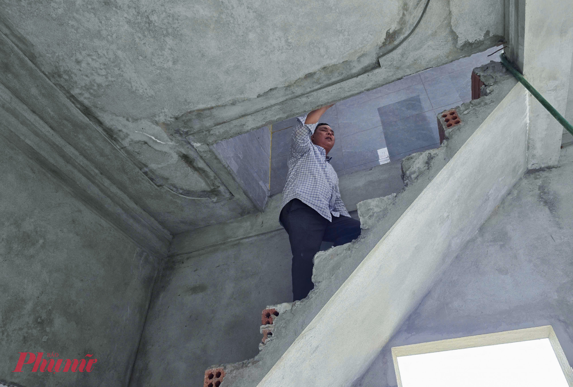 Năm 2021, khi căn nhà cũ mẹ để lại xuống cấp nặng, anh Hậu quyết định xây lại căn nhà khang trang hơn. Anh nói rằng, vì nhà đông con, không có điều kiện mua đất riêng cho từng đứa sau này nên tính toán xây căn nhà 4 tầng như một “chung cư nhỏ” để các con có chỗ ở ổn định. Để thực hiện, ông bán một phần đất cha mẹ để lại, cùng số tiền tích cóp sau hơn 30 năm đi bán tăm.