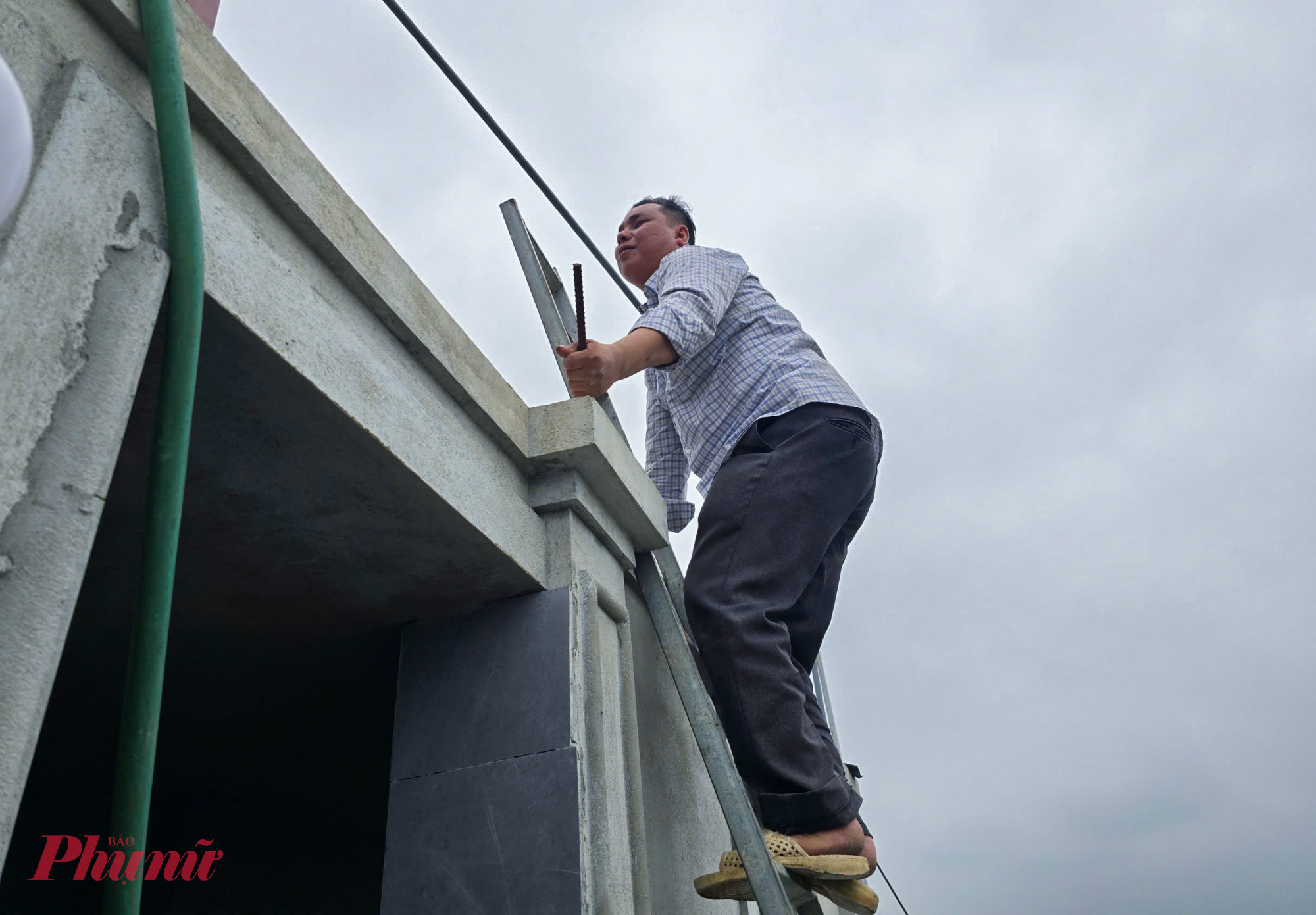 Anh Hậu leo lên mái nhà kiểm tra bồn nước. Nhiều người thắc mắc sao phải xây nhà to vậy, anh Hậu mỉm cười, bảo: “Vợ chồng tôi không có điều kiện mua đất, làm nhà riêng cho từng đứa nên thiết kế nhà thật nhiều phòng để sau này con lập gia đình có chỗ ở riêng tư. Chúng tôi rất biết ơn mọi người đã thương, giúp để thực hiện được nguyện vọng”.