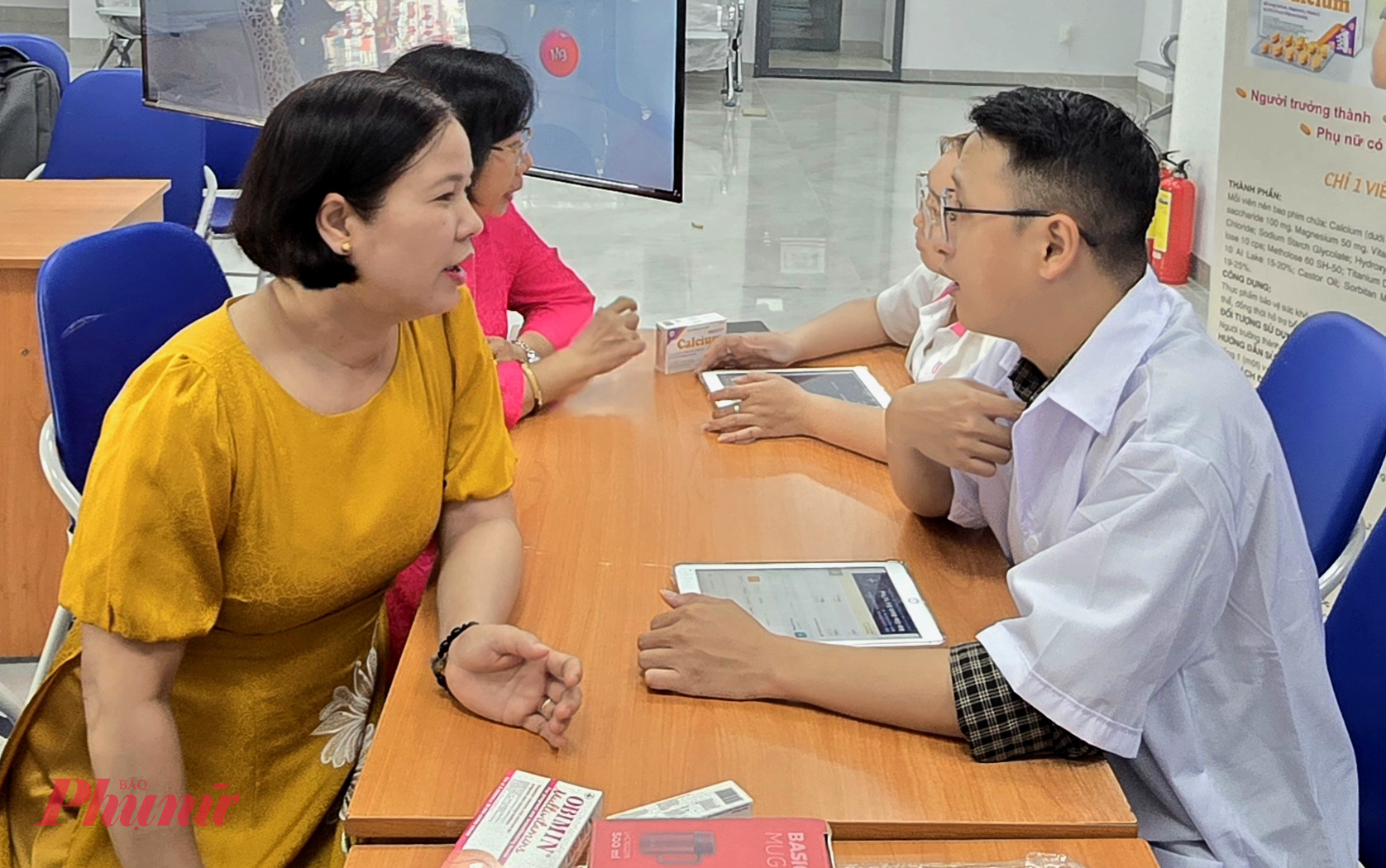 chị em phụ nữ tham gia chương trình, được các tư vấn sức khỏe tại chương trình 