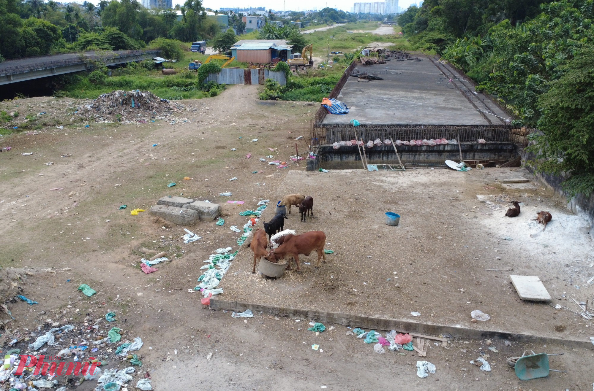 Đặc biệt, đoạn gần cầu Gò Dưa dù đã xây dựng xong hai nhịp cầu cạn nhưng bị bỏ dở trong thời gian dài, nay trở thành nơi chăn thả bò của người dân xung quanh.