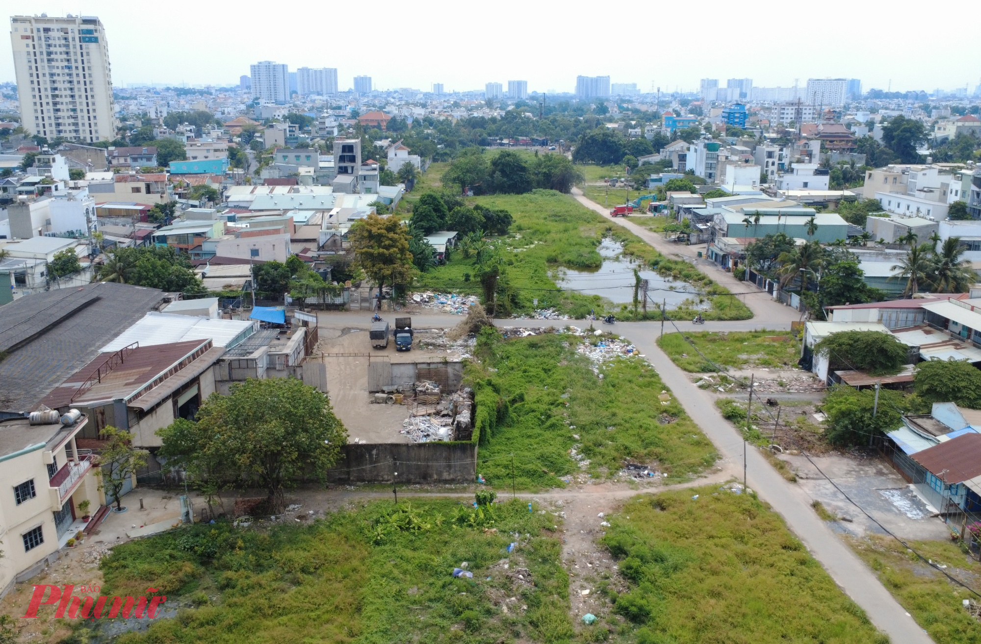 Trước đó, đầu tháng 12/2025, khu vực này đã được dọn dẹp, san lấp để chuẩn bị tái thi công, nhưng đến nay dự án vẫn chưa có chuyển biến rõ rệt, tiếp tục “dậm chân tại chỗ”.