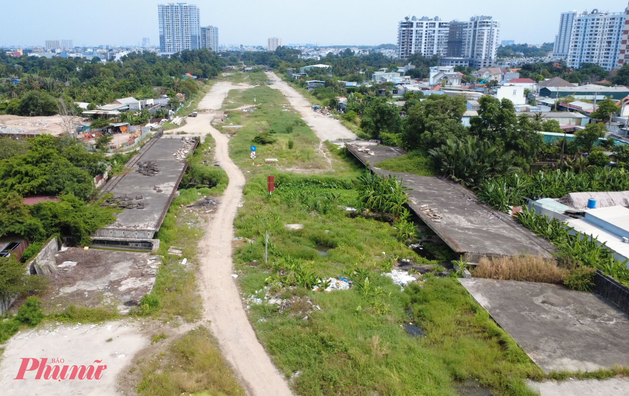 Tuy nhiên, sau khi thi công đạt khoảng 44% khối lượng, dự án đã phải tạm dừng từ năm 2020 do vướng mắc về giải phóng mặt bằng và thủ tục pháp lý.