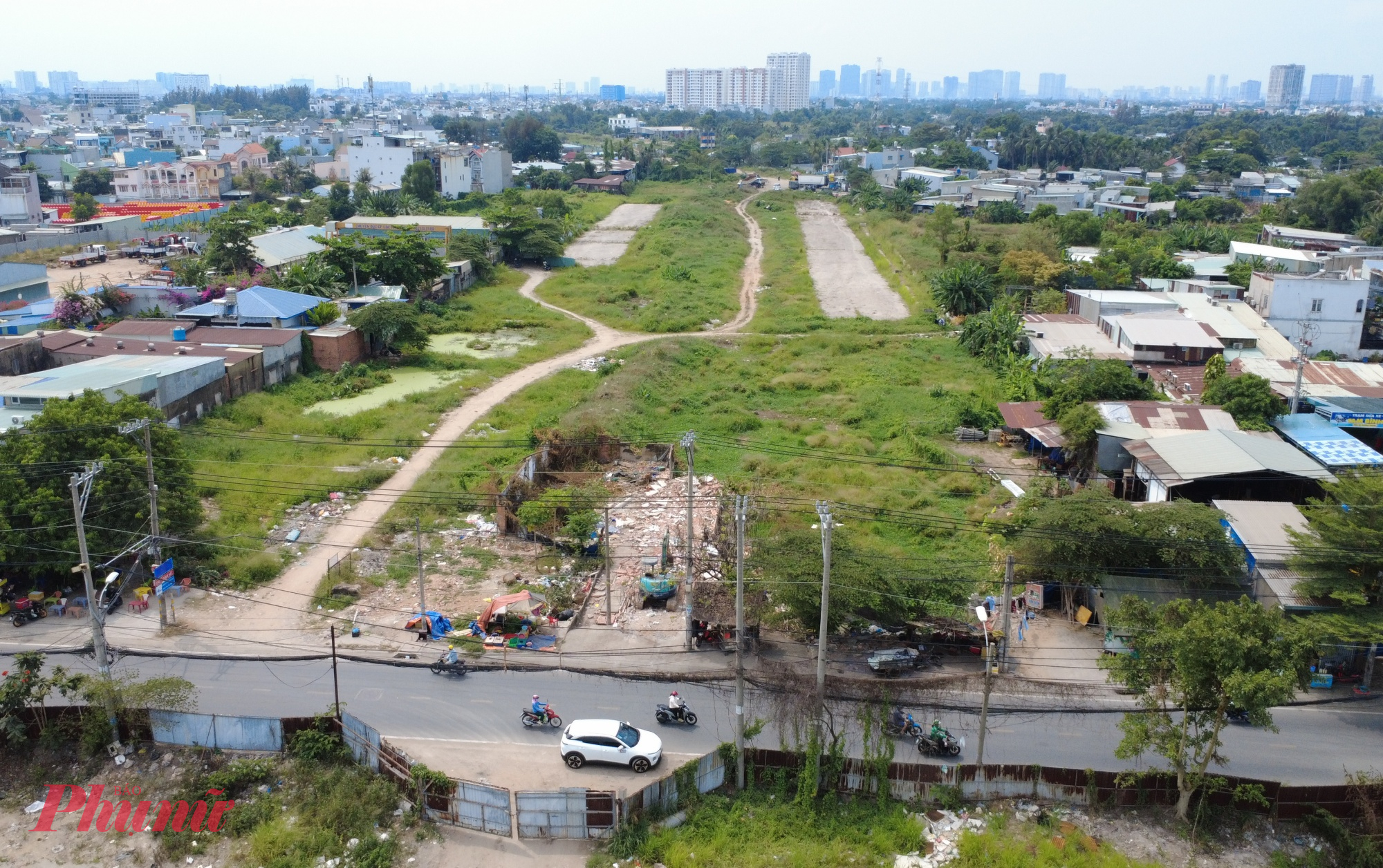 Ghi nhận ngày 21/3, quá trình triển khai khép kín 3 đoạn của dự án Vành đai 2 TPHCM vẫn diễn ra khá chậm chạp. Đặc biệt là khâu giải phóng mặt bằng và tái thi công xây dựng đoạn 3 đã dang dở nhiều năm nay. Ảnh chụp đoạn nút giao Bình Thái hướng đi về đường Phạm Văn Đồng, nút giao Gò Dưa của Vành đai 2.