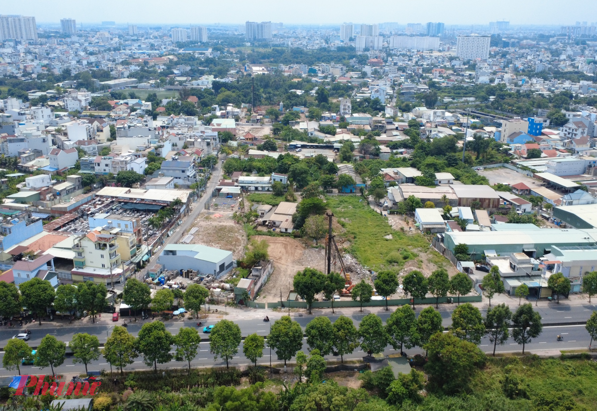 Dù được chia tiến độ bàn giao từ tháng 3 đến tháng 5/2026 để phục vụ thi công các hạng mục chính như cầu Rạch Ngang và nút giao 3 tầng với đường Phạm Văn Đồng, nhưng thực tế việc di dời vẫn diễn ra chậm, mặt bằng chưa được giải tỏa dứt điểm.