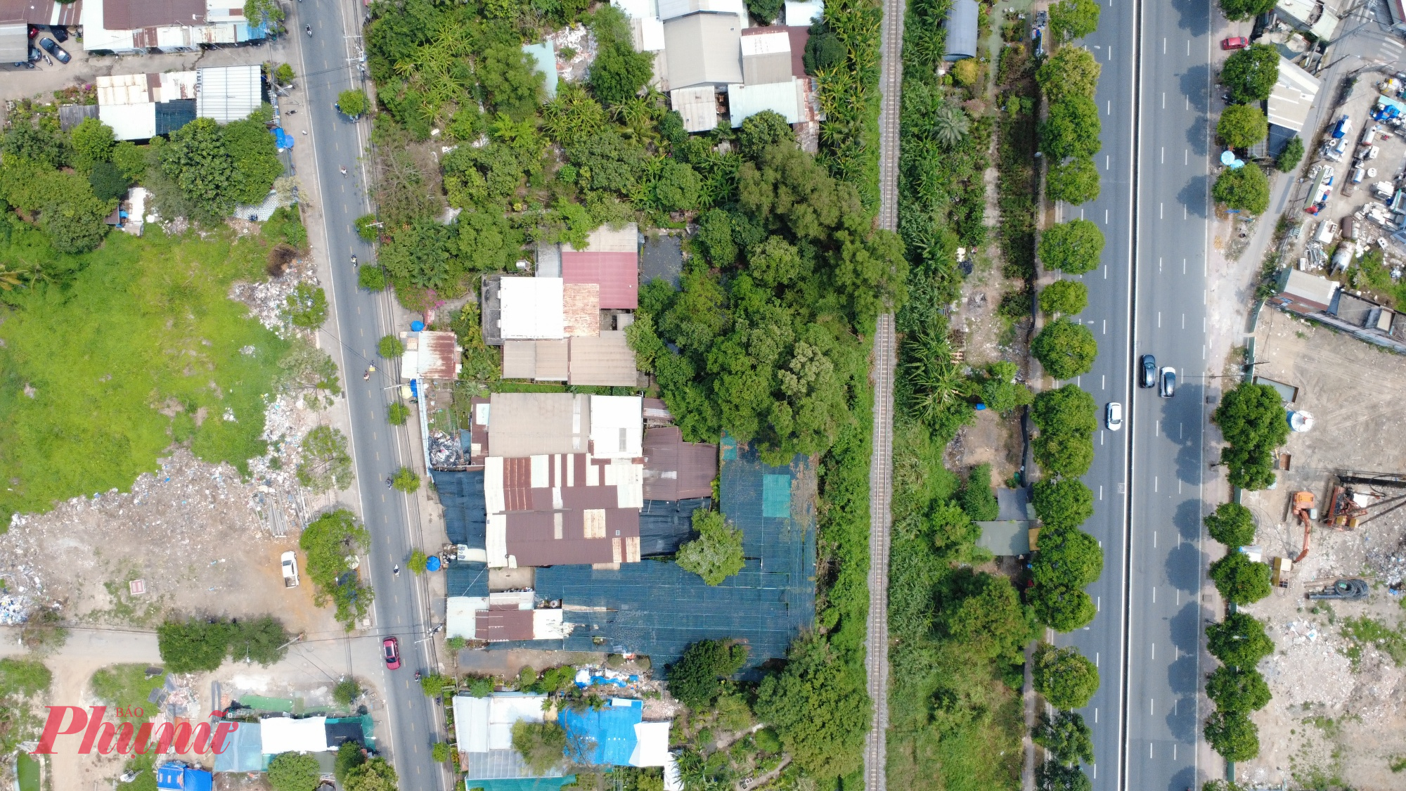 Đoạn gần nút giao Vành đai - Phạm Văn Đồng vẫn còn vướng vài căn nhà nằm lọt giữa đường Phạm Văn Đồng và đường Linh Đông.