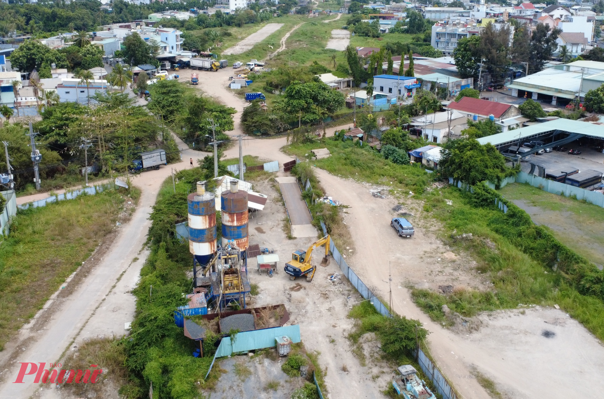 Máy móc tập trung nhưng không thấy dấu hiệu thi công.