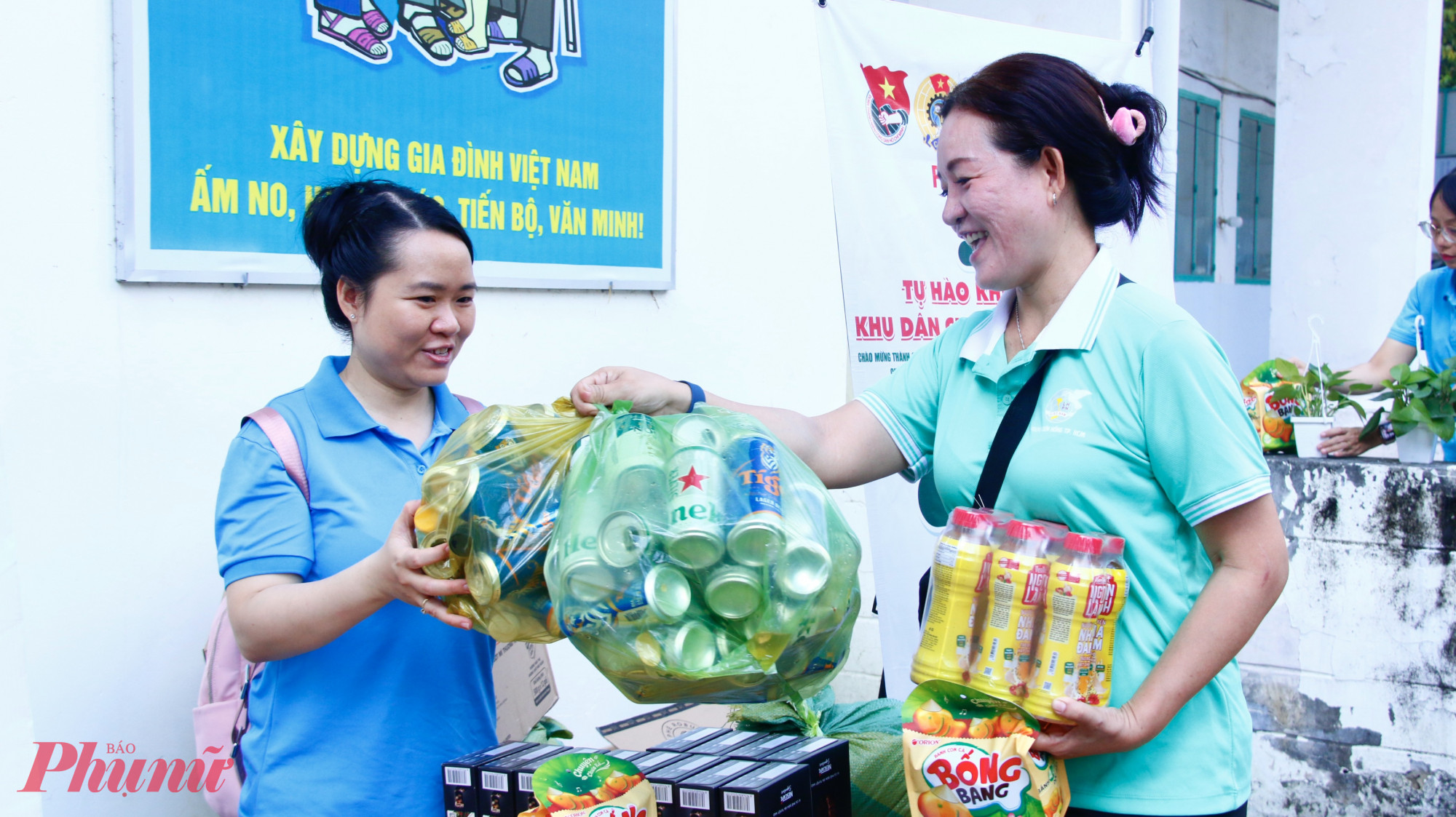  Bà Nguyễn Thị Hồng – Chi hội phó Chi hội Phụ nữ khu phố 4, phường Diên Hồng – mang theo 2 bao lon nhựa đến tham gia hoạt động “Đổi rác thải lấy quà”. Theo bà, đây là hoạt động rất ý nghĩa, không chỉ khuyến khích người dân nâng cao ý thức phân loại, thu gom rác thải mà còn góp phần giữ gìn môi trường sống xanh – sạch – đẹp tại khu dân cư.