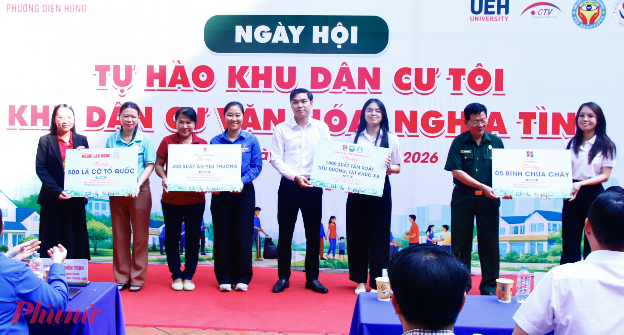 Ban Thường trực Ủy ban MTTQ Việt Nam phường Diên Hồng nhận bảng tượng trưng các công trình, phần việc do các đơn vị trao tặng.