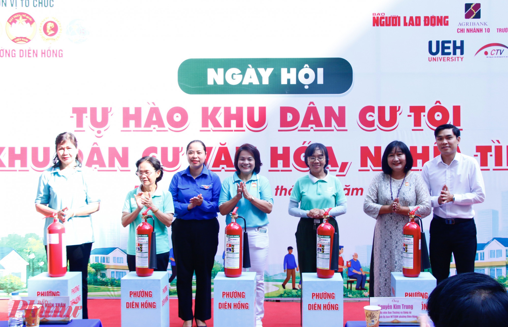 Nhằm góp phần nâng cao ý thức và trang bị phương tiện phòng cháy, chữa cháy tại khu dân cư, Ban tổ chức trao tặng 5 bình chữa cháy  đến Ban quản trị chung cư Hoà Bình và khu phố 15.