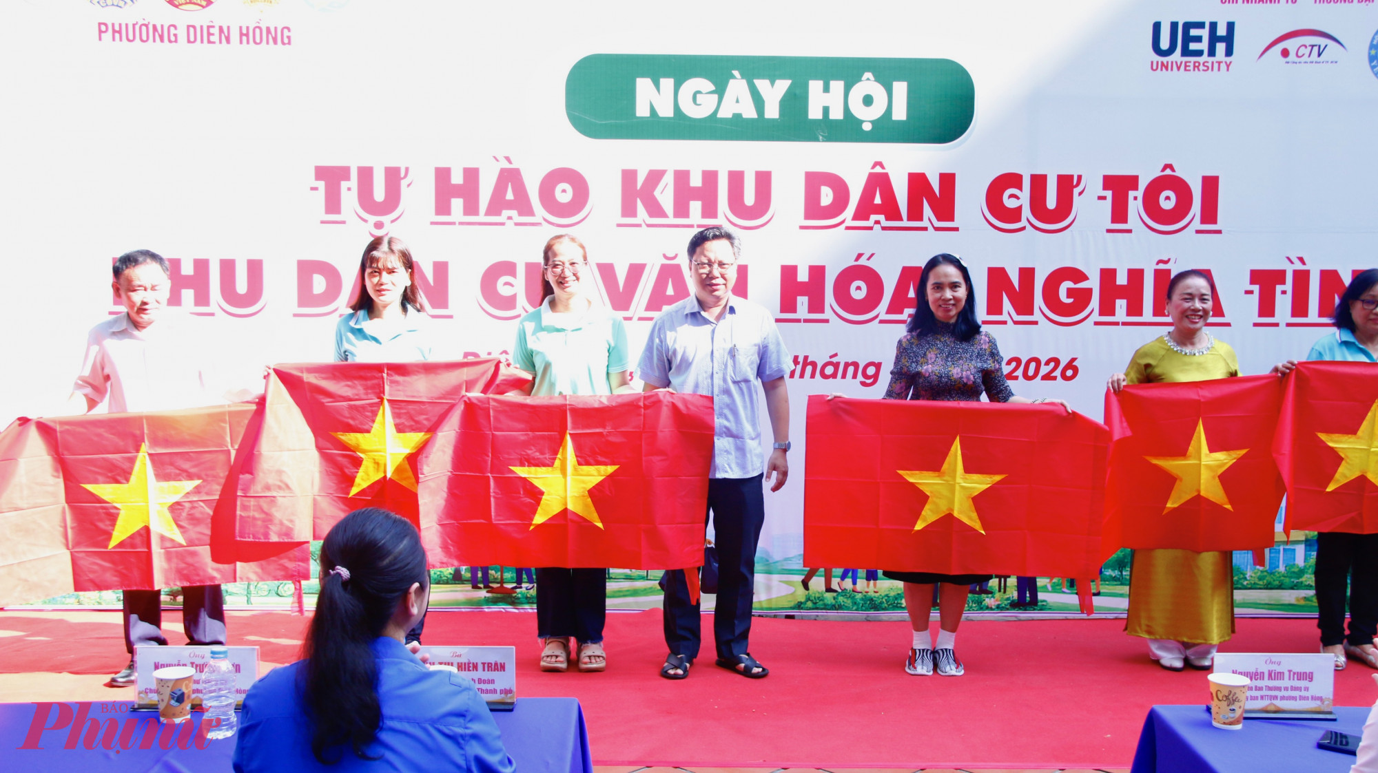 Lãnh đạo phường Diên Hồng trao cờ Tổ quốc đến các khu phố