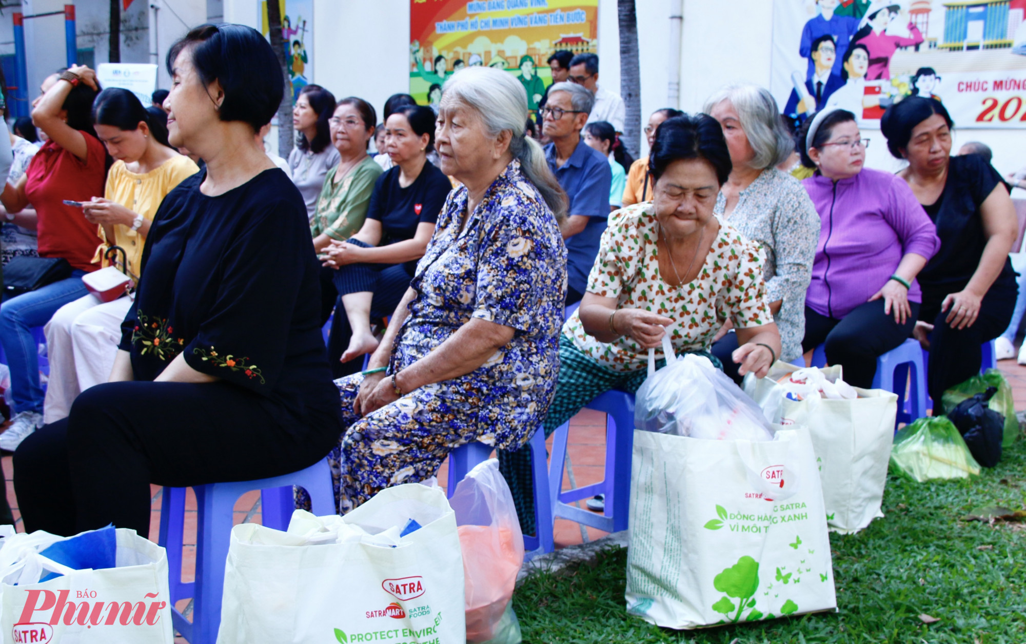  Ban tổ chức trao tặng các phần quà an sinh xã hội đến các hộ gia đình có hoàn cảnh khó khăn trên địa bàn, lan toả tinh thần tương thân tương ái, chăm lo đời sống nhân dân tại khu dân cư.