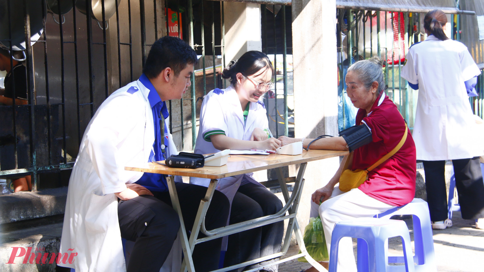 Tại ngày hội còn diễn ra nhiều hoạt động ý nghĩa như: gian hàng “Đổi rác lấy cây xanh”, tư vấn hướng nghiệp – đồng hành lập thân lập nghiệp, tư vấn thanh toán không dùng tiền mặt và chuyển đổi số trong các dịch vụ tiện ích; phát suất ăn miễn phí; tầm soát tiểu đường, tật khúc xạ; gian hàng áo dài 0 đồng; cắt tóc miễn phí; gian hàng phụ nữ khởi nghiệp; ra quân dọn dẹp môi trường và cạo xóa bảng quảng cáo sai quy định.
