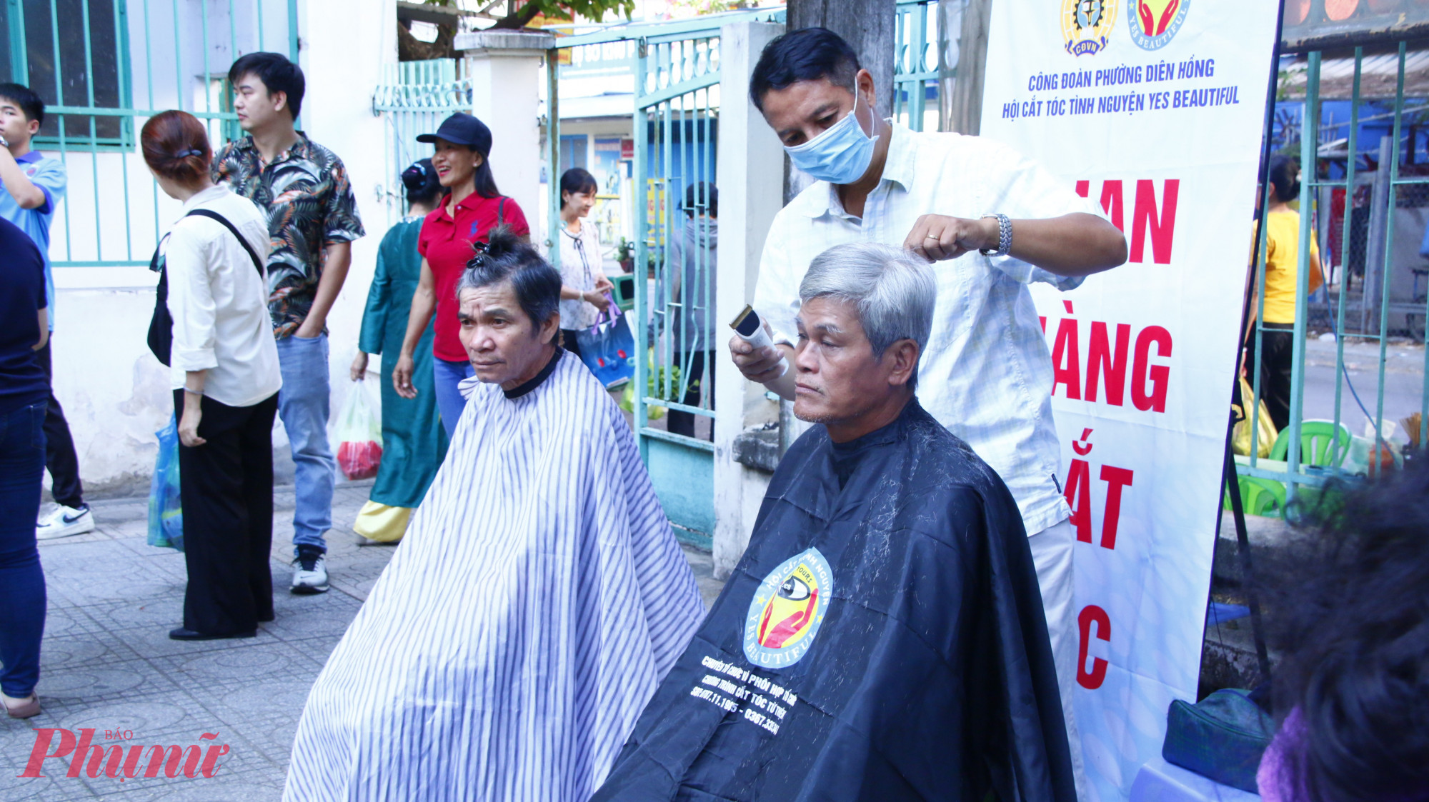 Gian hàng cắt tóc miễn phí.