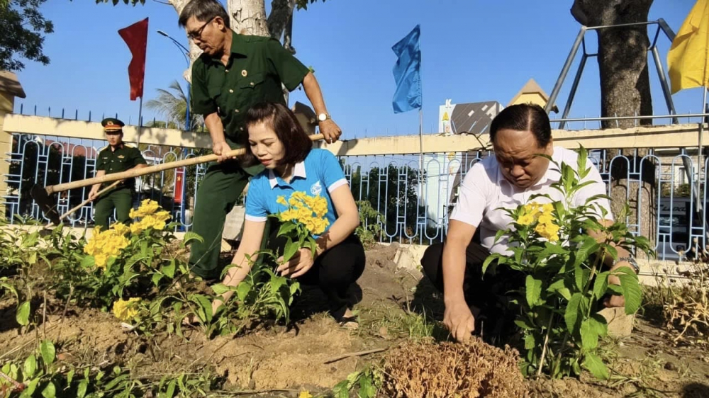 ban tổ chức cũng phát động trồng hơn 500 cây xanh tại khuôn viên Đền thờ Liệt sĩ phường