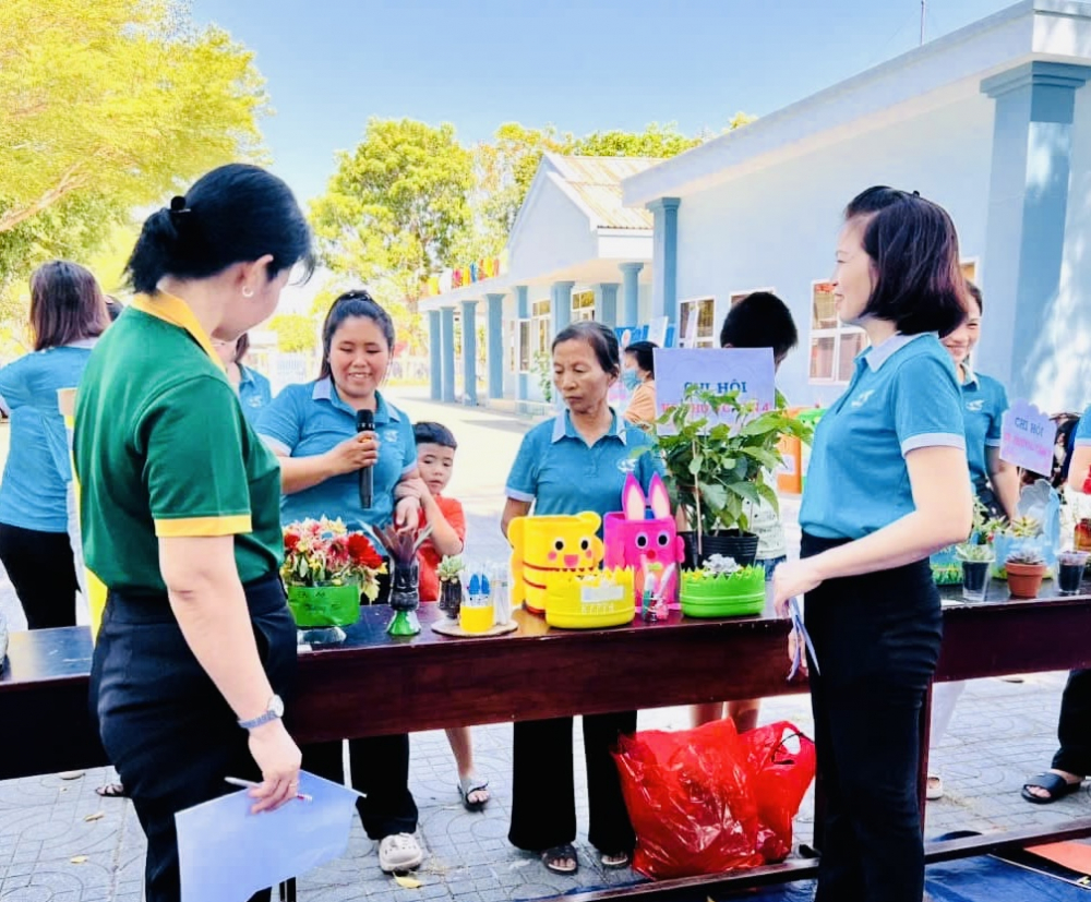 Hội viên phụ nữ tận dụng dung rác thải nhựa tái chế sản phẩm hữu ích