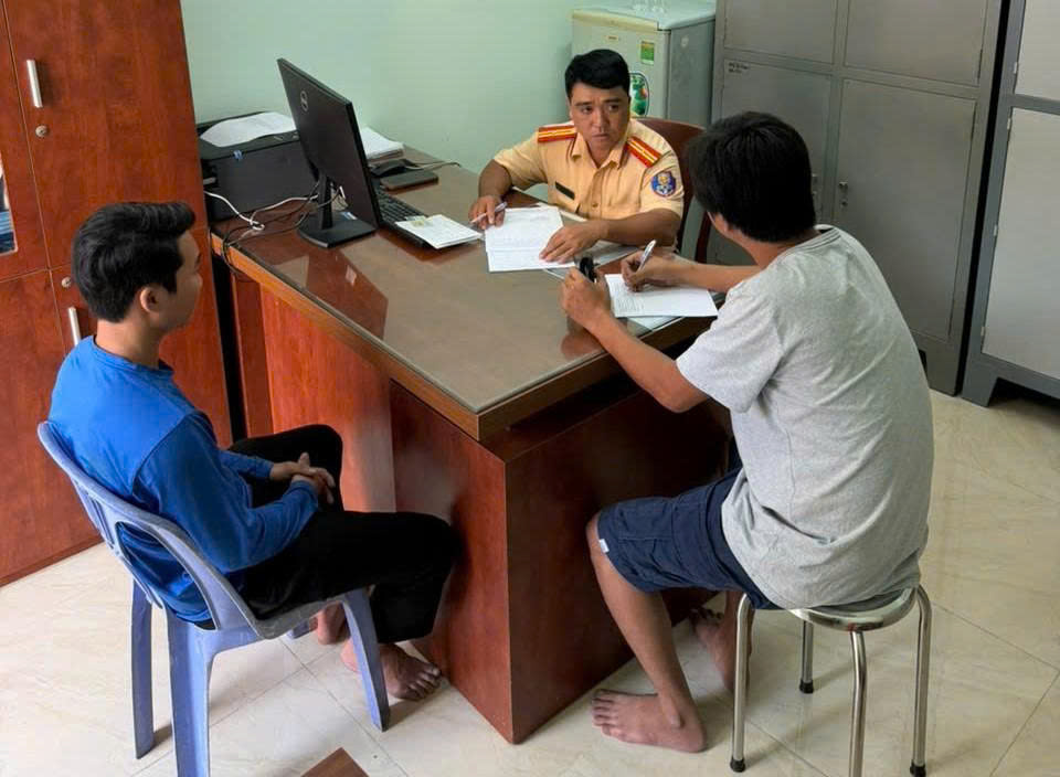 Cả 2 làm việc với CSGT. Ảnh: A.X.