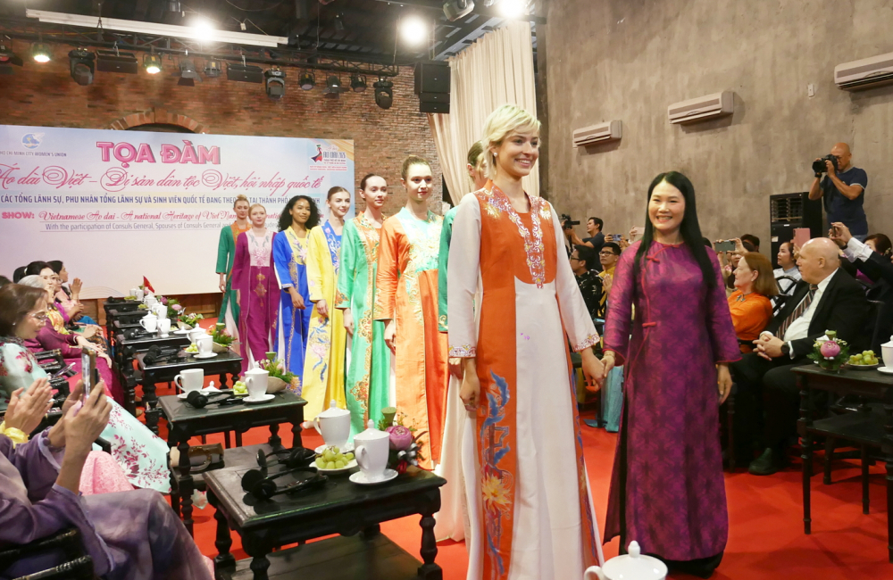 Áo dài chinh phục bạn bè quốc tế Người mẫu quốc tế trình diễn bộ sưu tập áo dài “Dáng Việt ngàn năm” trong khuôn khổ các sự kiện hưởng ứng Lễ hội Áo dài TPHCM