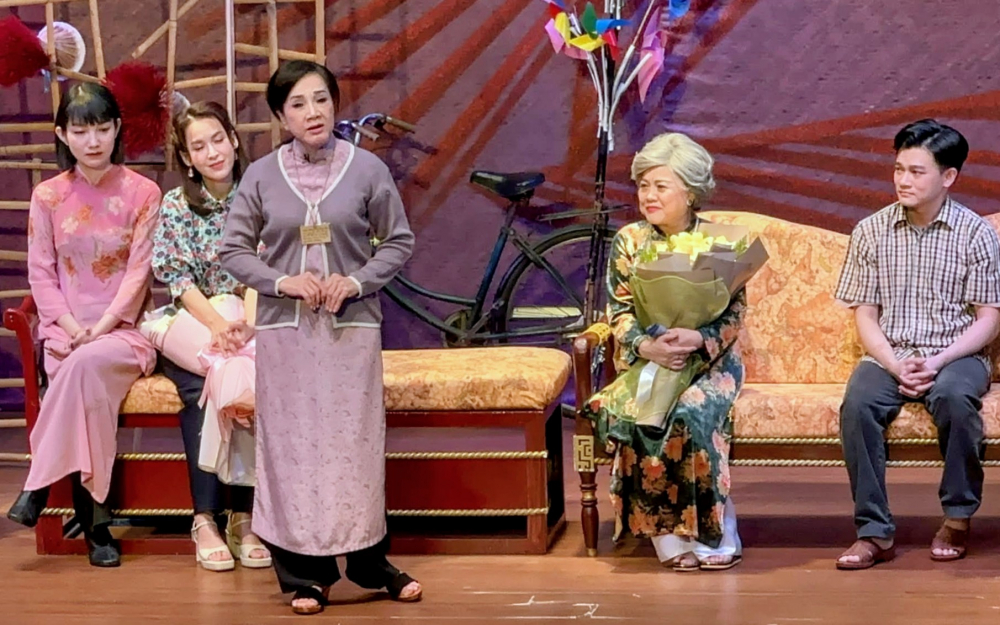 NSƯT Phương Hồng Thủy gửi lời cám ơn khán giả đã ủng hộ Phương Hồng Thủy diễn kịch - Ảnh: Anh Khoa