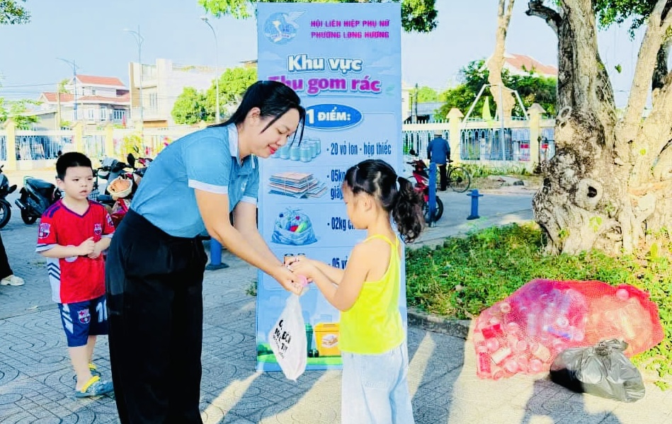 Các em thiếu nhi đến đổi rác thải lấy quà