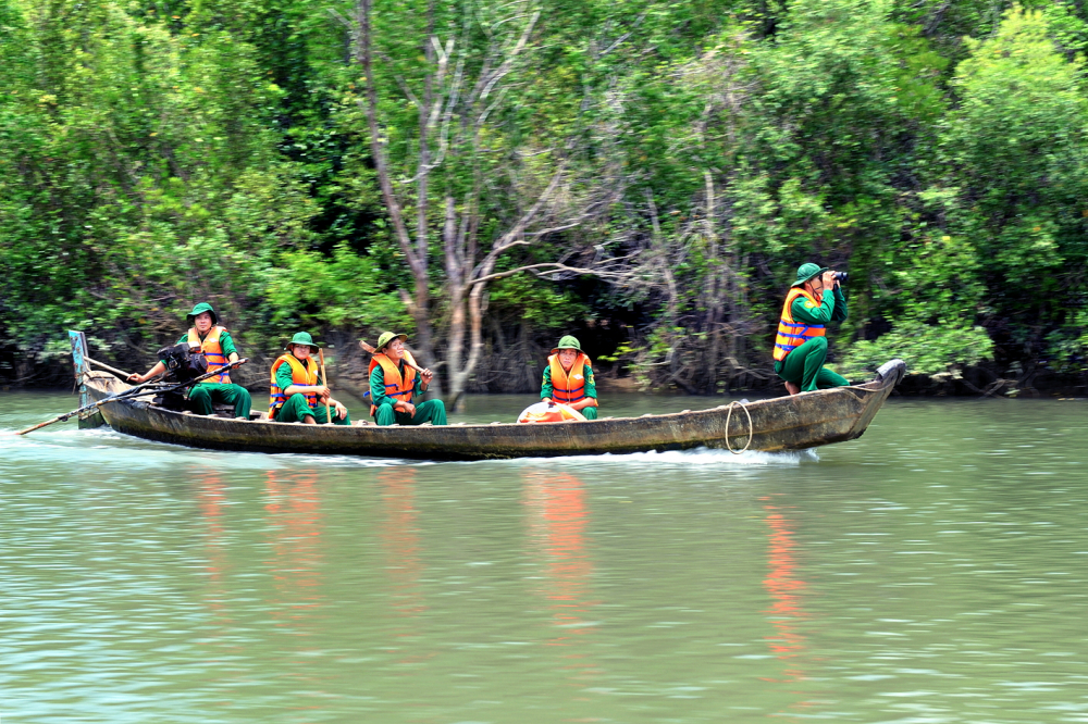 Gần nửa thế kỷ qua, các thế hệ thanh niên xung phong vẫn tiếp nối sứ mệnh giữ màu xanh cho rừng Cần Giờ - Ảnh tư liệu do Lực lượng Thanh niên xung phong TPHCM cung cấp