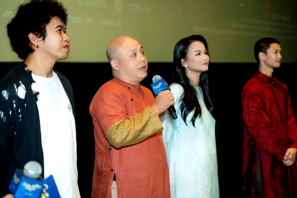 Đạo diễn Chung Chí Công chia sẻ tại buổi ra mắt phim Cảm ơn người đã thức cùng tôi  - Ảnh do đoàn phim cung cấp