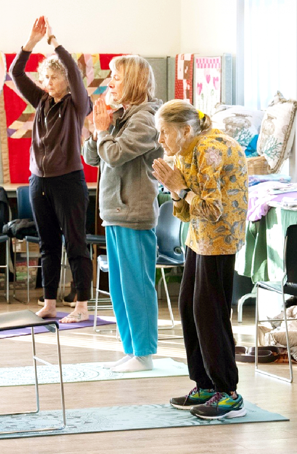 Ở tuổi 85, bà Jan Worrell vẫn cố gắng giữ cho mình  lối sống năng động và độc lập, với sự hỗ trợ tinh thần  từ robot ElliQ - ẢNH: RUTH FREMSON (The New York Times)