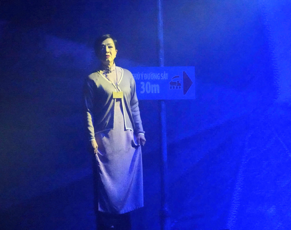 Vẻ đẹp trong sáng mà sầu muộn của NSƯT Phương Hồng Thủy rất phù hợp hình tượng nhân vật cô giáo Diệu Hoài - Ảnh: Linh Đoan