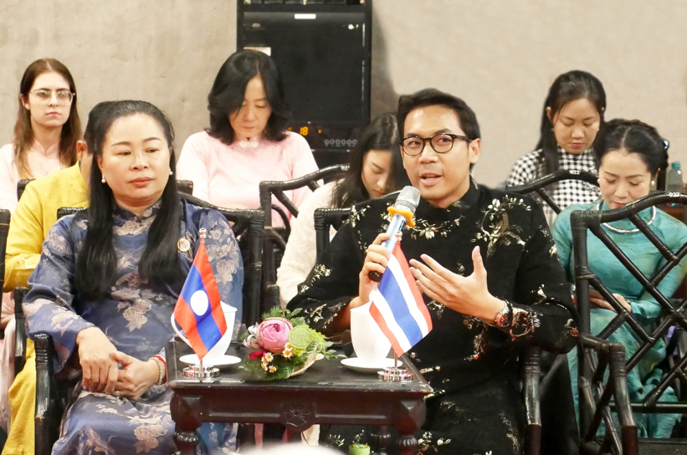Áo dài chinh phục bạn bè quốc tế Ông Napob Thongngamkam - Lãnh sự phụ trách văn hóa Vương quốc Thái Lan - chia sẻ cảm nghĩ của mình về áo dài