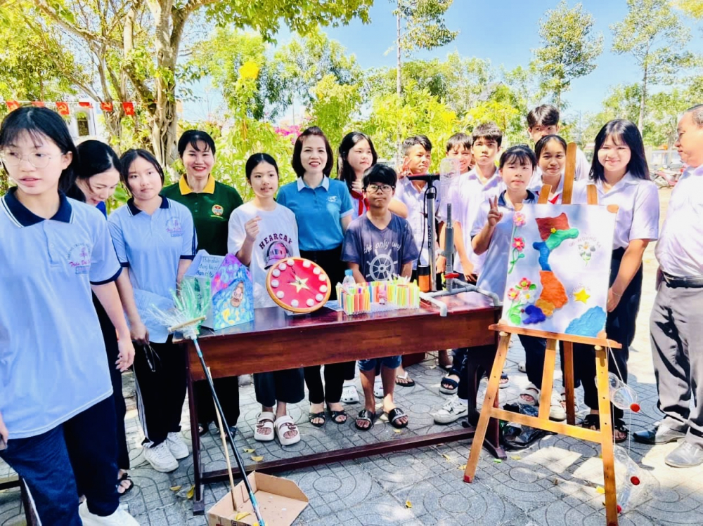 Các em học sinh tham gia ngày hội 