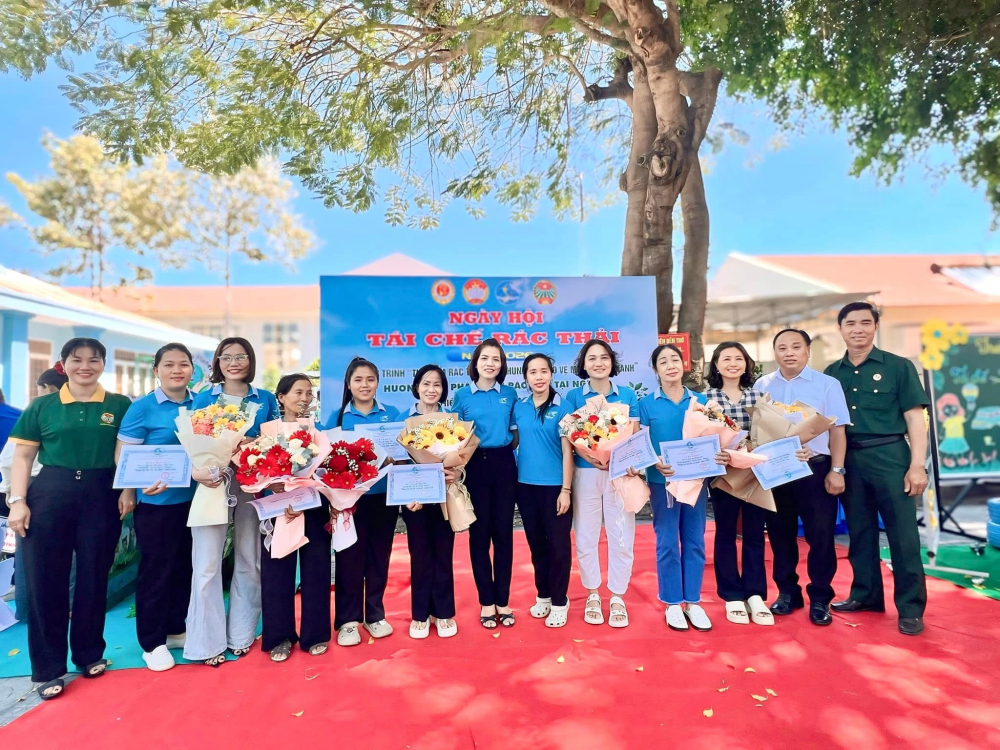 Ban tổ chức trao giải thưởng cho các đội thi