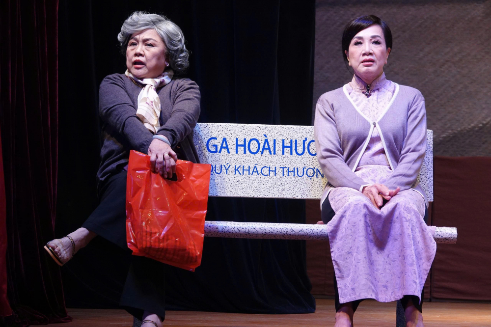 Sự hội ngộ hiếm có của nghệ sĩ Ái Như và NSƯT Phương Hồng Thủy trong 29 anh về - Ảnh: Linh Đoan