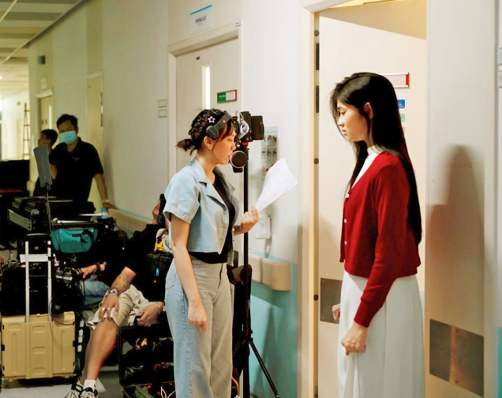 Đạo diễn Luk Vân (trái) trên phim trường Bus - Chuyến xe một chiều - Ảnh do đoàn phim cung cấp