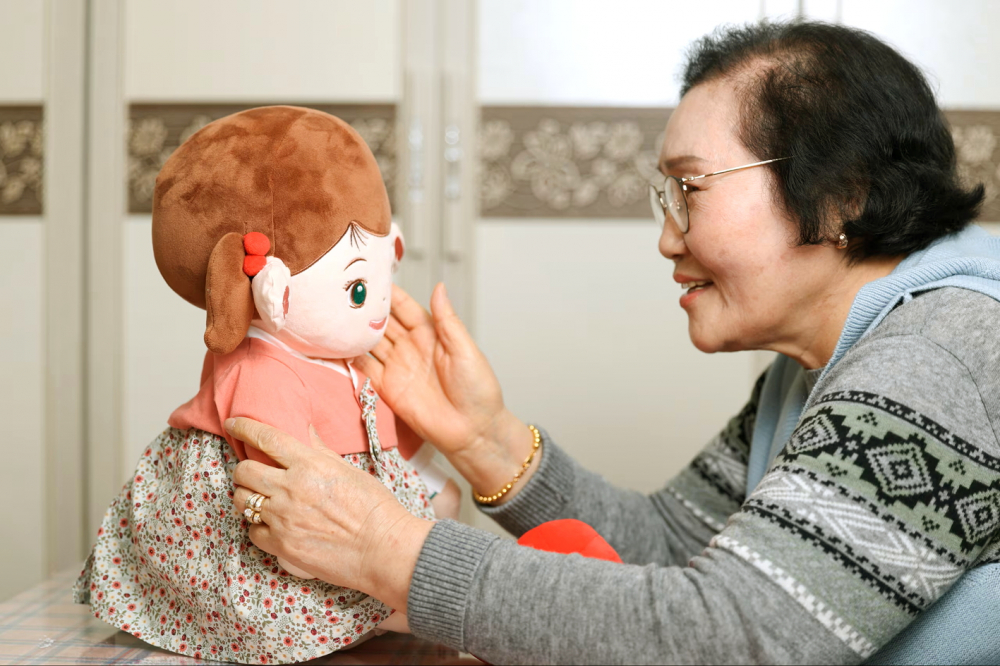 Một người cao tuổi sử dụng robot chăm sóc tích hợp AI (Hyodori) tại quận Seongbuk, Seoul, Hàn Quốc - ẢNH: JANG GYOUNG-SIK (Chosun Daily)