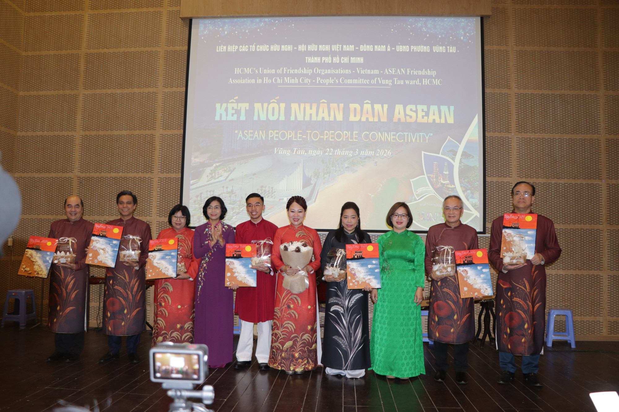 Lãnh đạo phường Vũng Tàu tặng quà cho Tổng Lãnh sự quán các nước ASEAN tại TPHCM . Ảnh: TÙNG LÂM