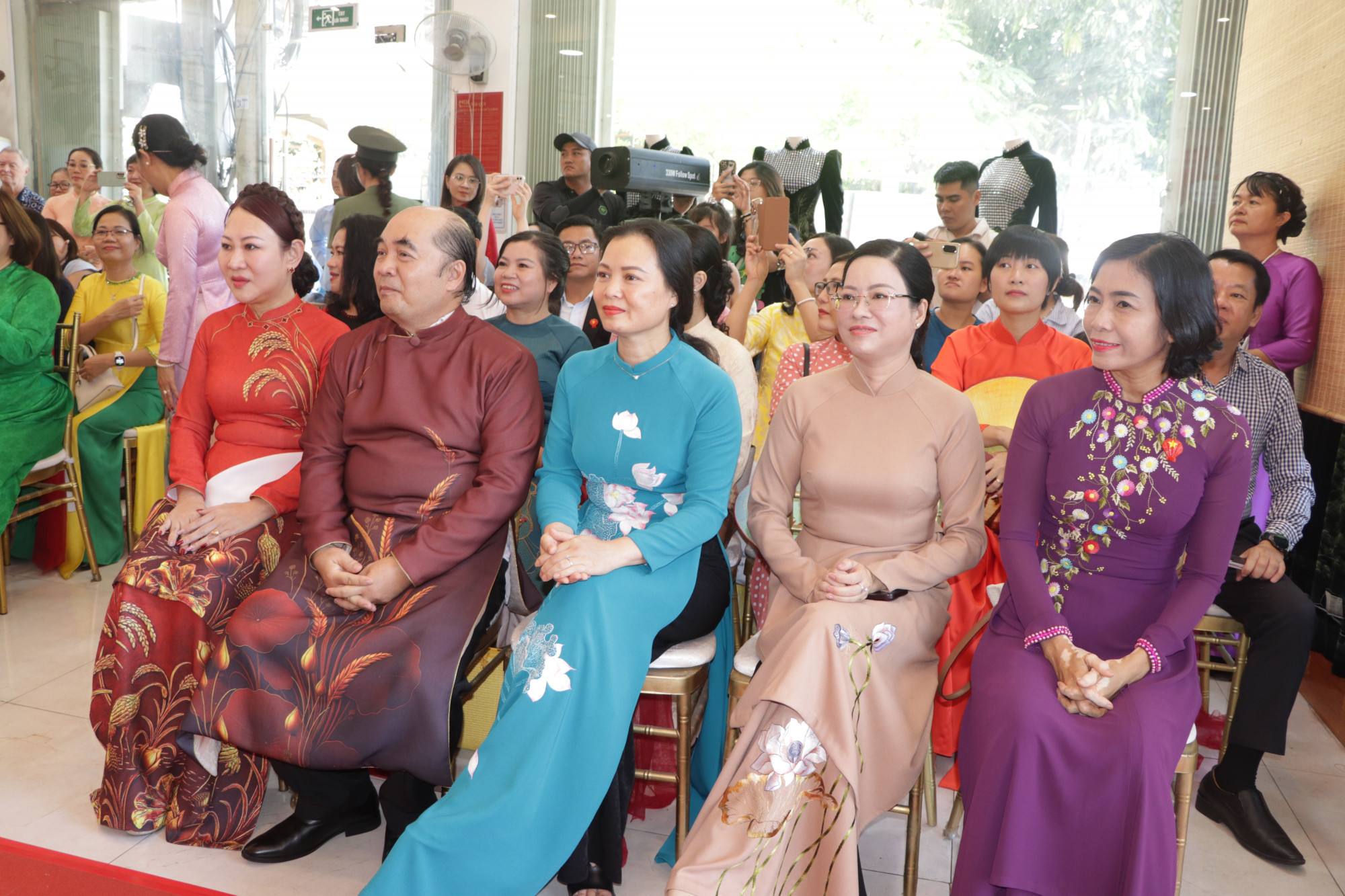 Bà Huỳnh Thị Phúc, Phó Trưởng đoàn Đại biểu Quốc hội TPHCM tham dự chương trình 'Hành trình áo dài - Hành trình văn hóa'