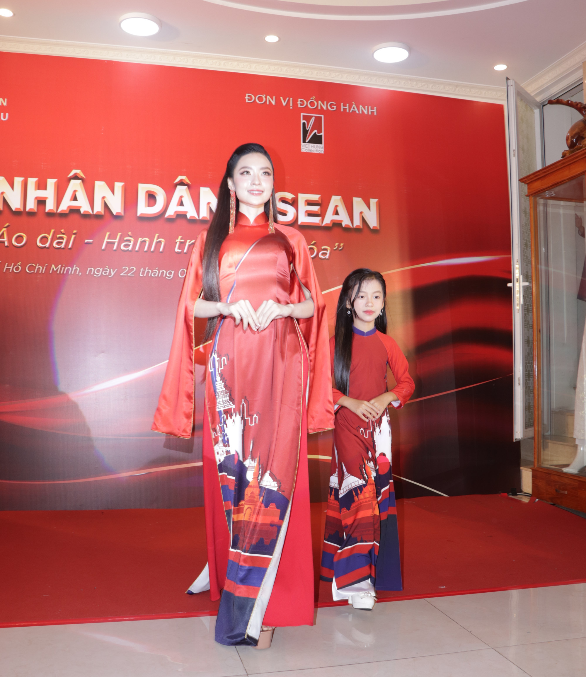 Người mẫu tham gia trình diễn áo dài của Nhà thiết kế Việt Hùng. Ảnh: TÙNG LÂM