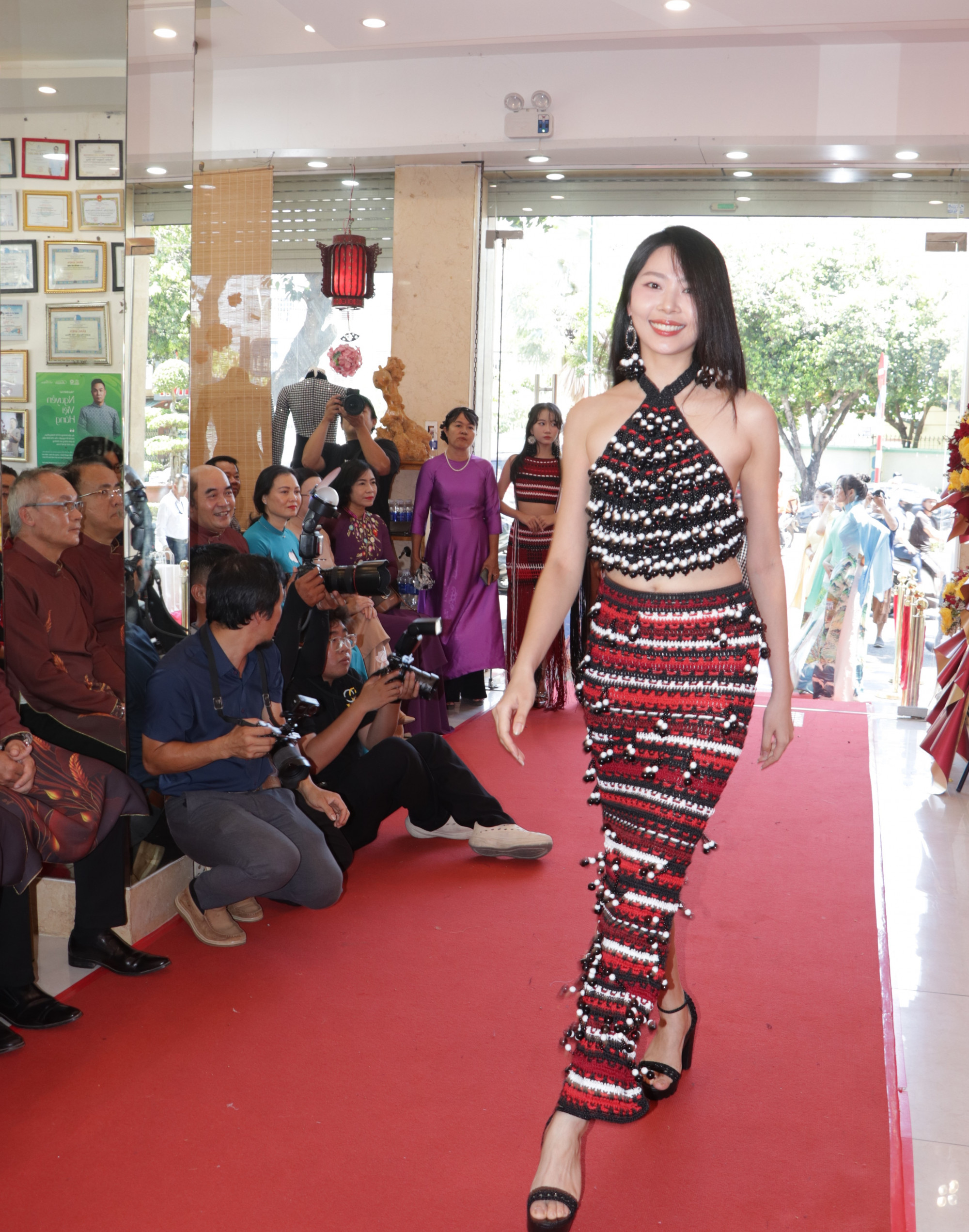 Người mẫu trình diễn trang phục Châu Ro. Ảnh: TÙNG LÂM