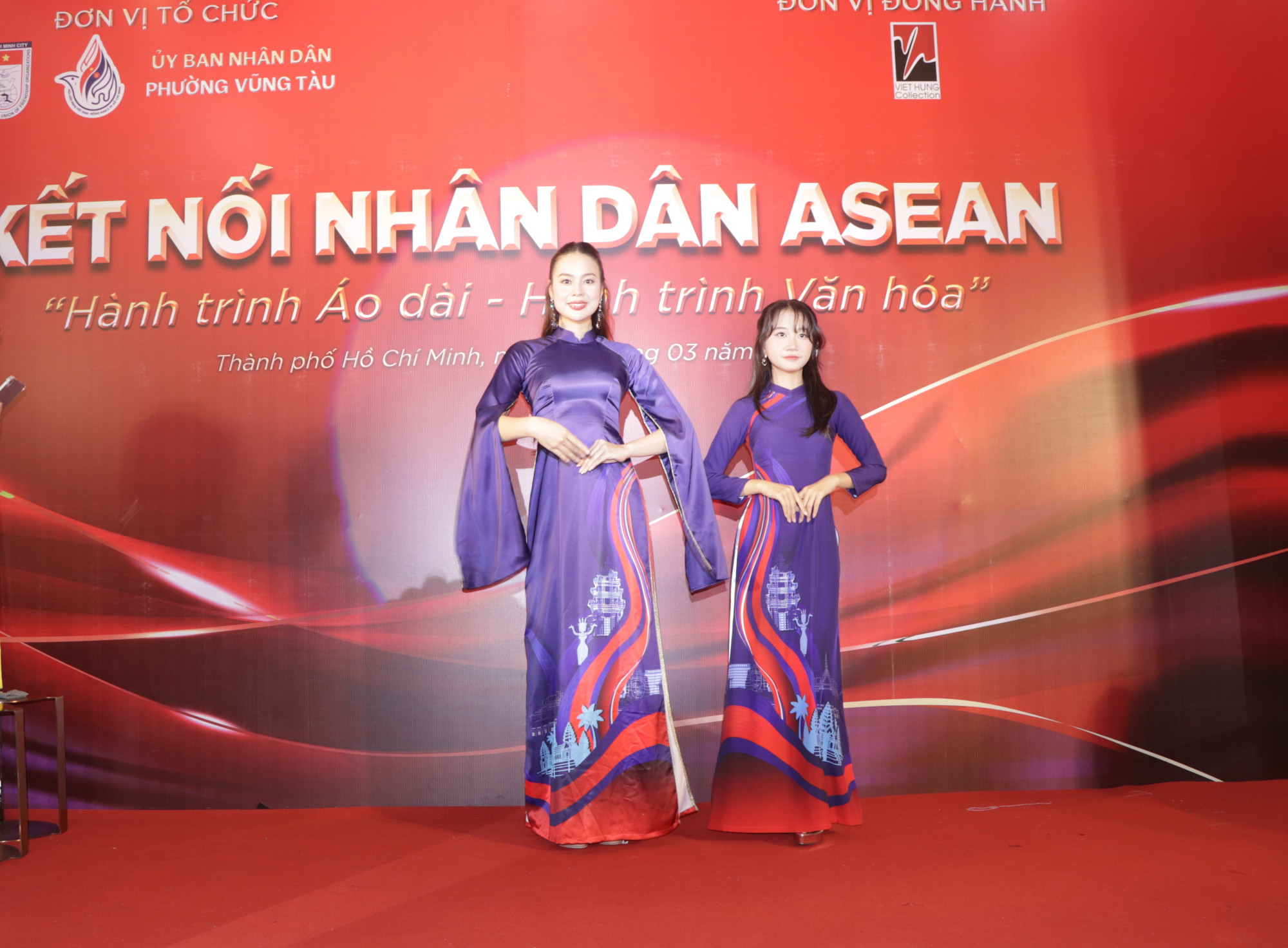 Nét đẹp văn hóa của các quốc gia trong khối ASEAN được thể hiện qua những tà áo dài truyền thống của Việt Nam. Ảnh: TÙNG LÂM