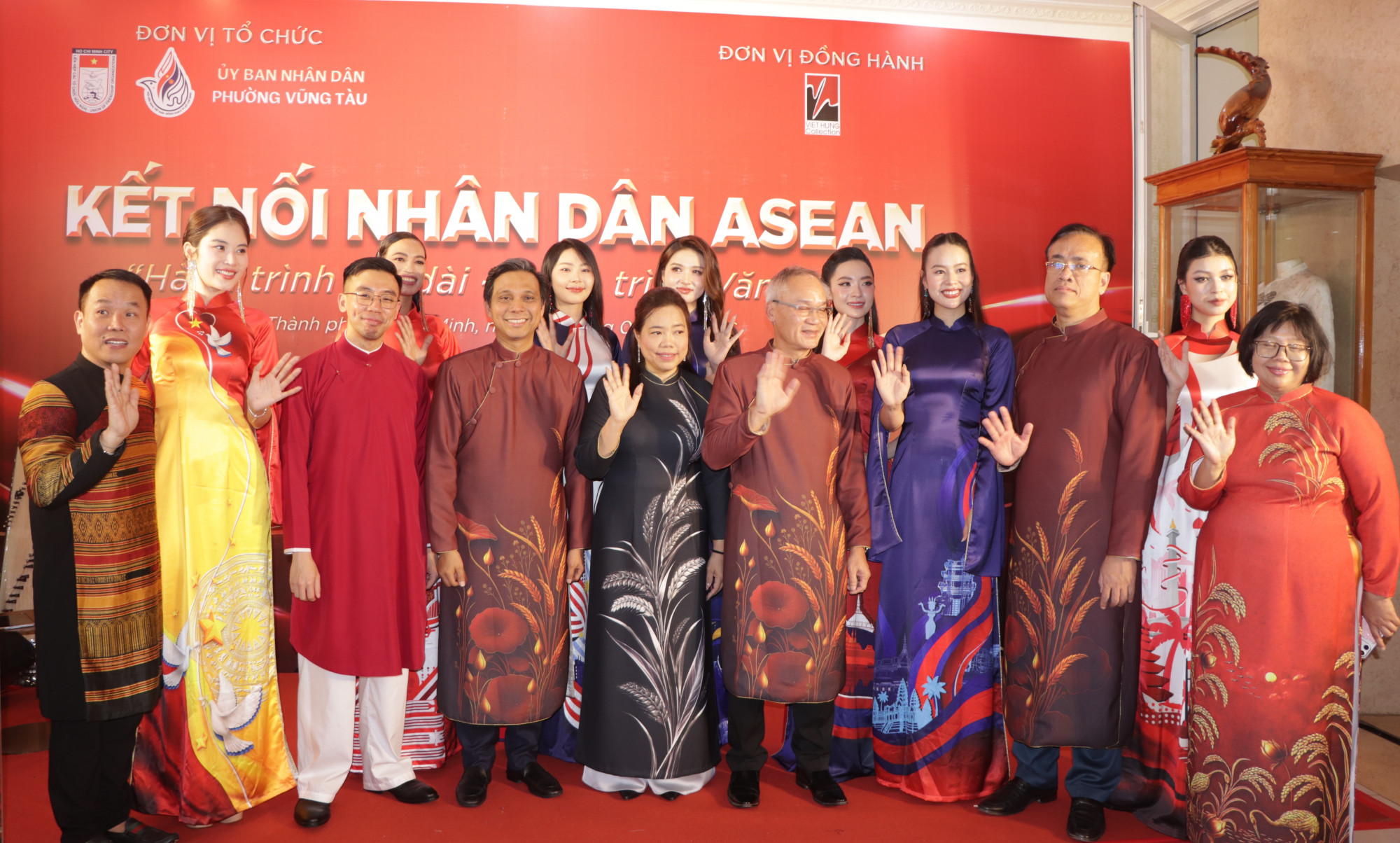 Tổng Lãnh sự quán các nước ASEAN tại TPHCM chụp hình lưu niệm trong chương trình 'Hành trình áo dài 