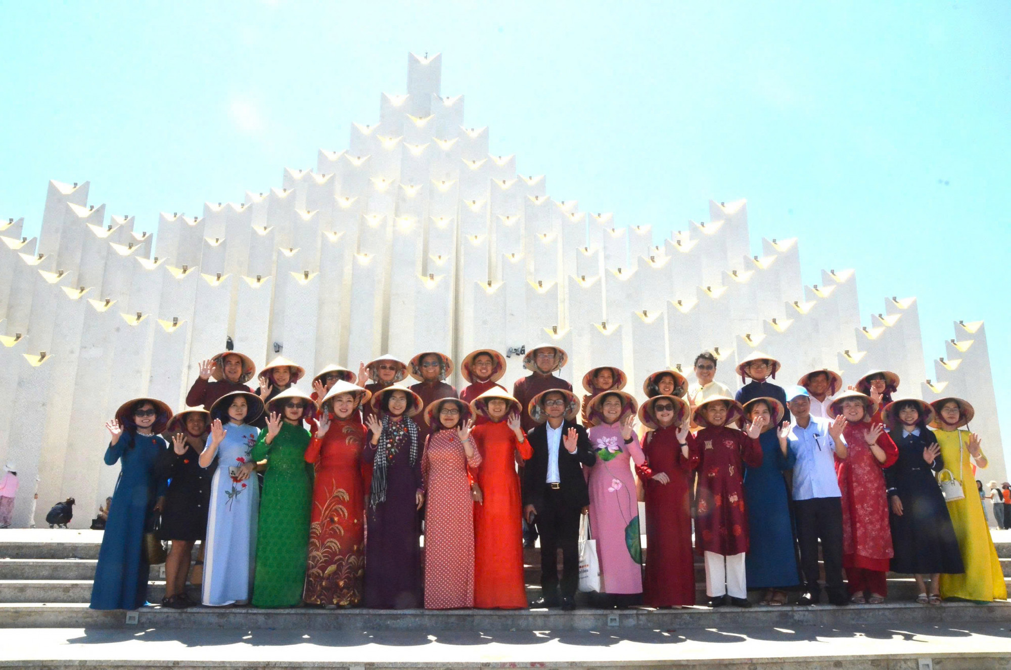 Các đại biểu tham quan tháp Tam Thắng (phường Vũng Tàu, TPHCM). Ảnh: TÙNG LÂM