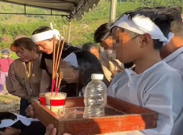 Hai người con nhỏ của vợ chồng chị Tr. lặng đi trong giây phút tiễn đưa mẹ - ảnh: M.N.