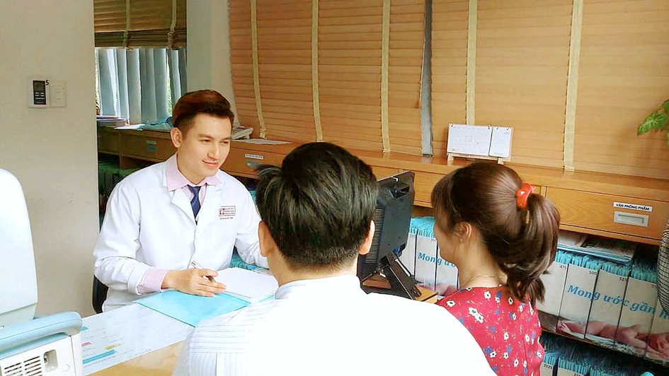 Thạc sĩ, bác sĩ Huỳnh Võ Tiến đang tư vấn cho một ca tiền hôn nhân  - Ảnh do nhân vật cung cấp