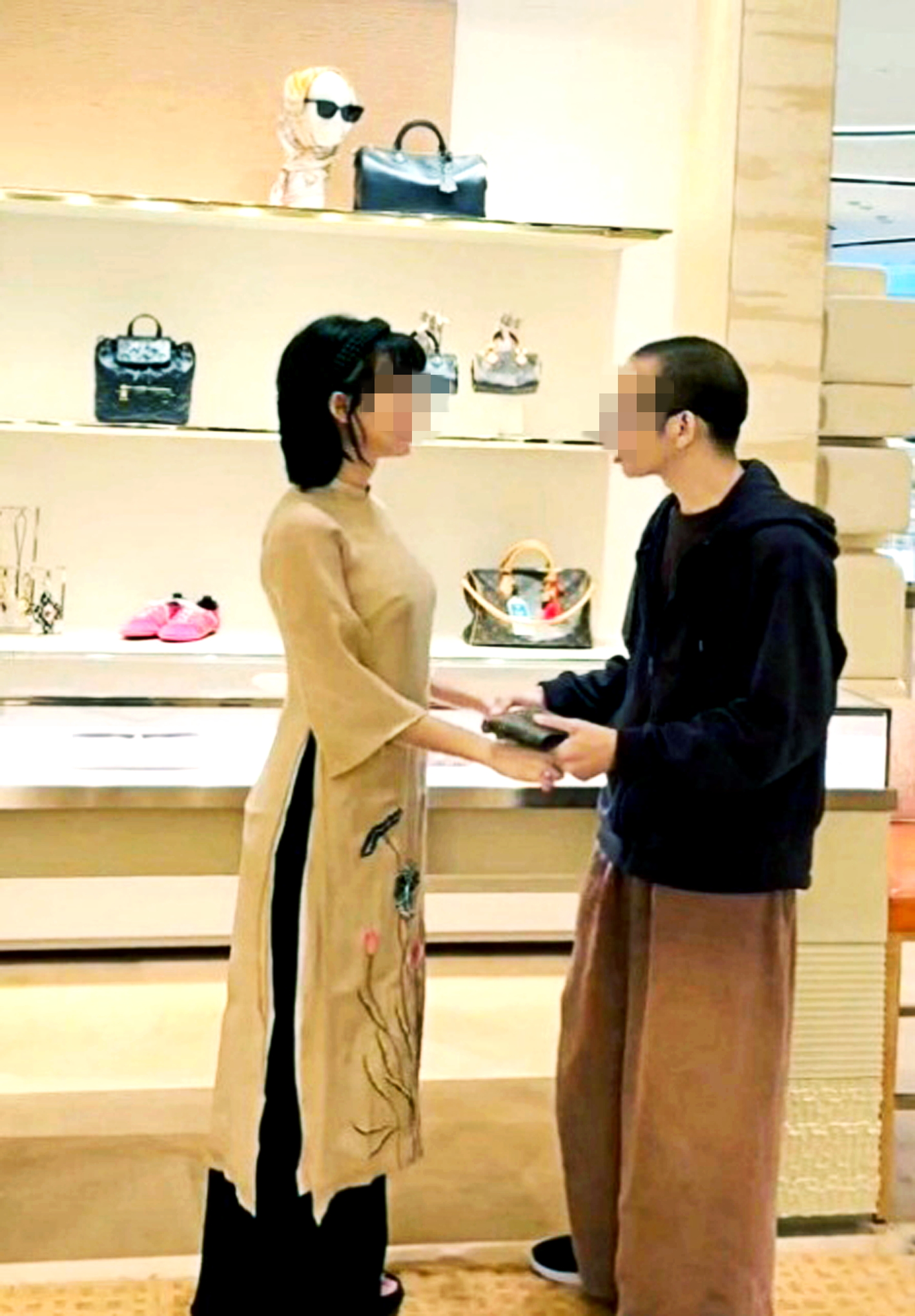 Câu chuyện đang nổi đình đám trên mạng xã hội giữa người phụ nữ có nickname là Tym và người đàn ông tên Trần Minh Thành từng là cư sĩ có pháp danh Thích Nhuận Đạt. Người phụ nữ đưa ông ta đi mua sắm hàng hiệu, du lịch nước ngoài và rồi tố cáo bị ông lừa tình, lừa tiền. Sau đó, người đàn ông cũng có “tâm thư” tố ngược bị “bạn gái” thao túng, khống chế - Nguồn ảnh: Facebook