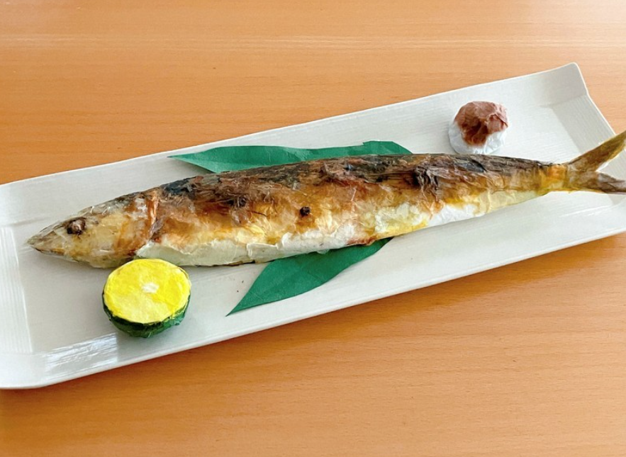 Tác phẩm cá thu nướng làm từ giấy - Ảnh: Mainichi